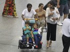 Juliana Paes desembarca com a família no Rio