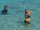 Kim Kardashian exibe barrigão de grávida em dia de praia no Caribe