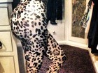 Khloe Kardashian posta foto de calça justinha