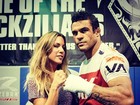 Joana Prado e Vítor Belfort posam em posição de combate: ‘Vai encarar?’