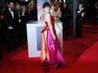 Lily Allen vai com look 'cheguei' ao BAFTA Awards, em Londres