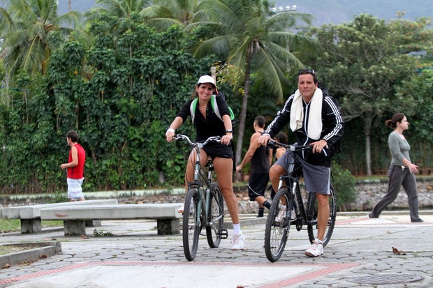 Tony Belloto e Malu Mader andando de bicicleta na Lagoa Rodrigo de Freitas, RJ (Foto: Wallace Barbosa/AgNews)