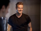 David Beckham exibe braços tatuados em fotos para campanha