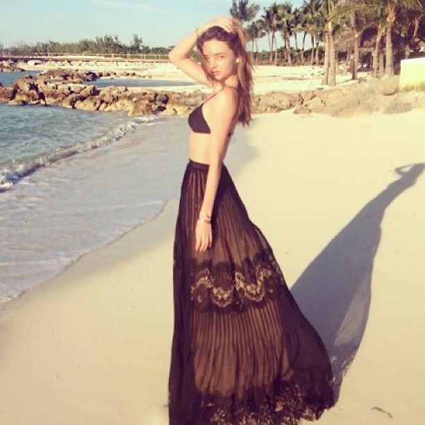 Miranad Kerr posa em praia (Foto: Instagram/ Reprodução)