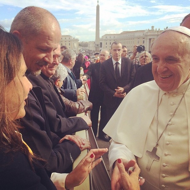 Fafá de Belém cumprimenta o Papa Francisco (Foto: Instagram)