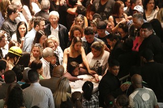 Foto: Familiares, amigos e fãs se despedem de Cristiano Araújo e da  namorada do cantor, Allana Moraes, no Centro Cultural Oscar Niemeyer, em  Goiânia, nesta quinta-feira, 25 de junho de 2015 - Purepeople