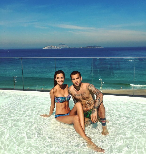 Daniel Alves com a namorada (Foto: Reprodução/Instagram)