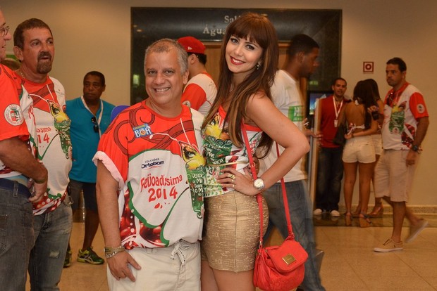 Simone Soares e marido na feijoada da Grande Rio (Foto: Roberto Teixeira / EGO)