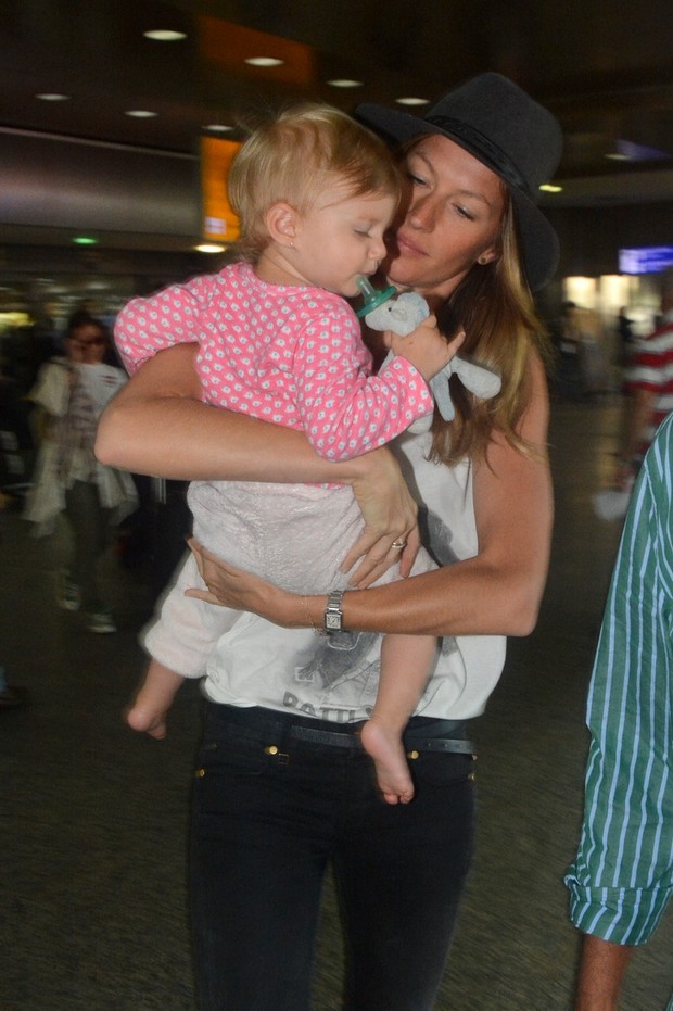 Gisele Bundchen desembarca com a filha no colo no aeroporto de Guarulhos em Sp (Foto: Caio Duran e Thiago Duran/AgNews)