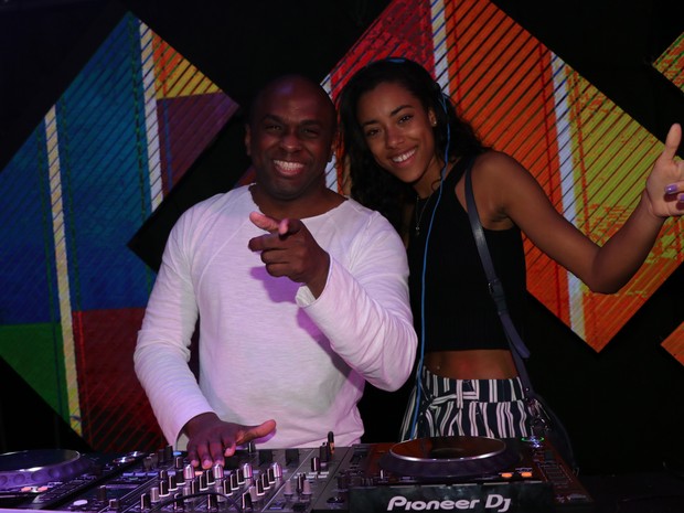 DJ Cassiano e atriz francesa Yara Charry  em festa no Rio (Foto: Fred Pontes/ Divulgação)