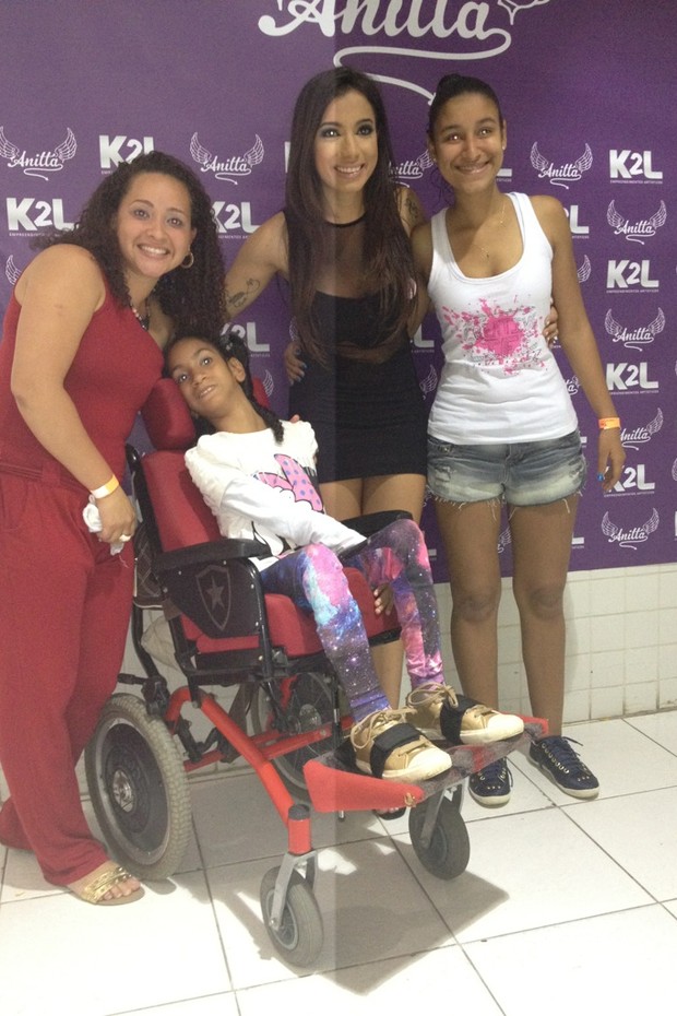 Anitta posa com fã cadeirante (Foto: EGO)