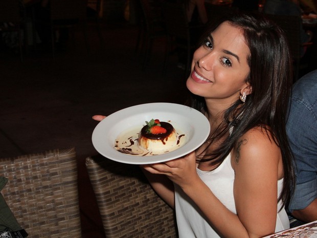 Anitta em restaurante na Zona Oeste do Rio (Foto: Anderson Borde/ Ag. News)