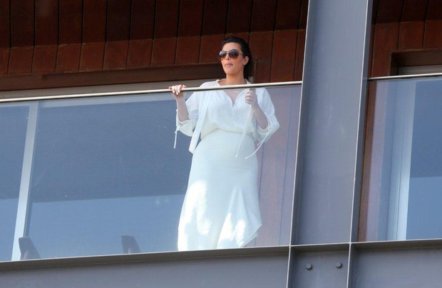 Kim Kardashian de volta ao hotel, no Rio (Foto: André Freitas / AgNews)