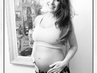 Natália Guimarães mostra o barrigão de grávida