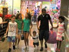 Dudu Nobre 'faz a festa' da criançada em shopping do Rio