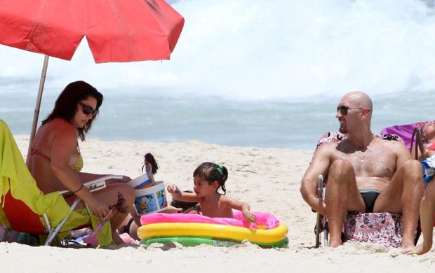 Amandha Lee com a filha e o marido, Nalbert, na praia do Leblon (Foto: André Freitas / AgNews)
