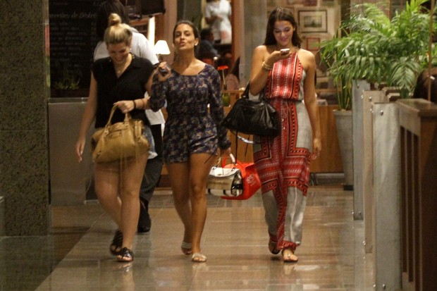 Bruna Marquezine em shopping do Rio (Foto: Marcos Ferreira / Foto Rio News)