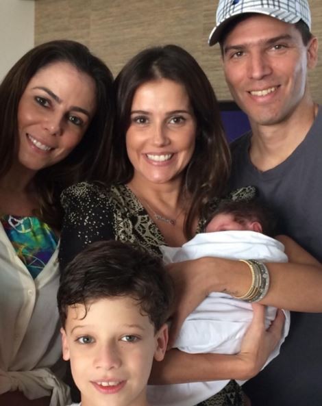 Deborah Secco com a filha Maria Flor e família (Foto: Instagram / Reprodução)