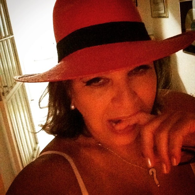 Roberta Miranda sensualiza com dedo na boca (Foto: Instagram/ Reprodução)