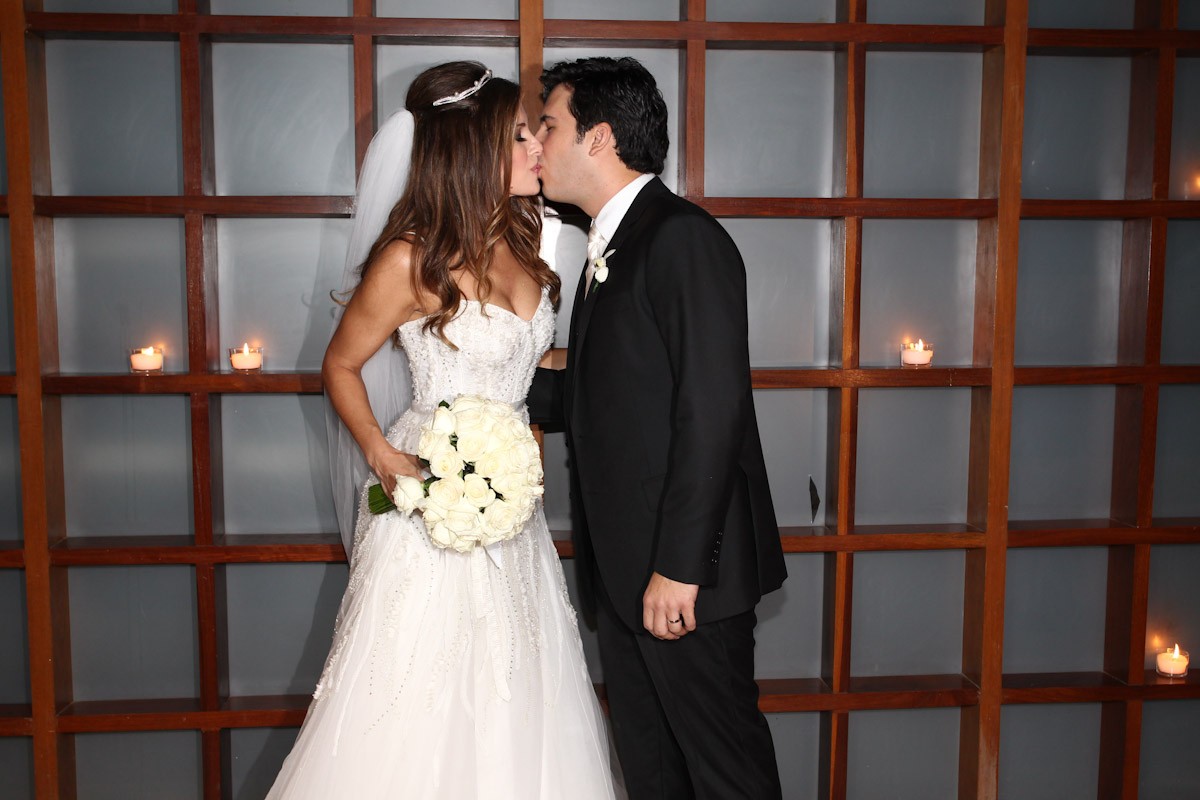 Ana Luiza Castro e o noivo se beijando (Foto: Francisco Cepeda/Agnews)