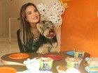 Geisy Arruda faz chá da tarde com o cãozinho Mike: 'Ele mudou minha vida'