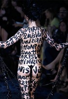 Louis Vuitton desfila em negro hits marcantes da era Marc Jacobs à frente da grife