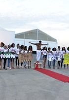 Modelos negros fazem manifesto na entrada do Fashion Rio
