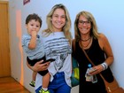 Fernanda Gentil vai ao teatro com o filho e com a mãe no Rio