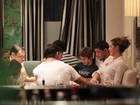 Vítor Belfort e Joana Prado curtem jantar com amigos e os filhos