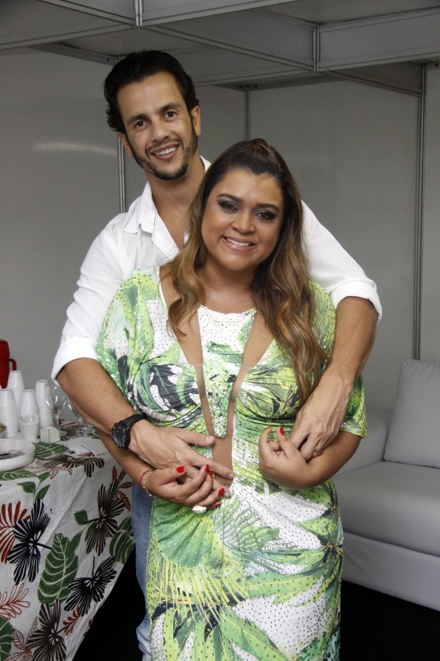 Preta Gil recebe o carinho do marido em show do Verão do Rio (Foto: Felipe Assumpção/AgNews)