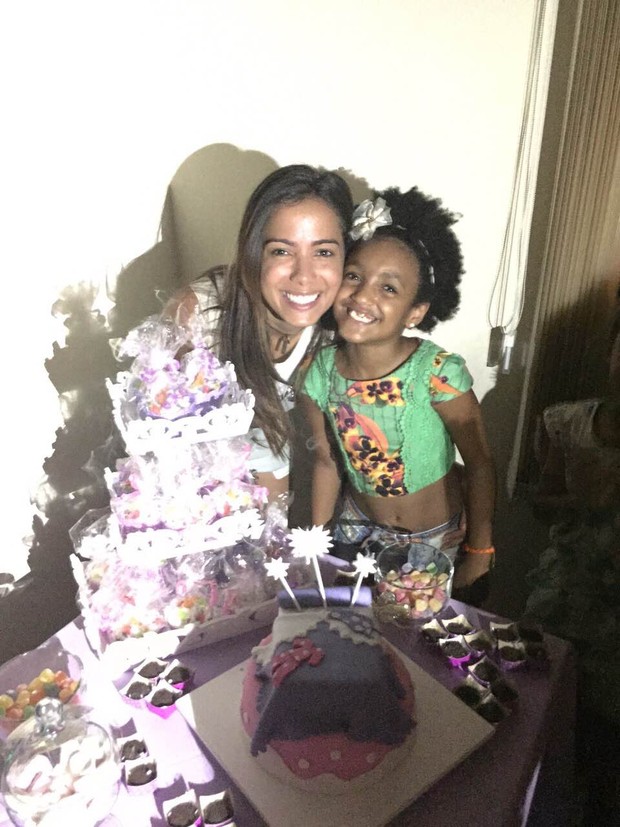 Anitta posa com Luiza, filha de Rafael Zulu (Foto: Divulgação)