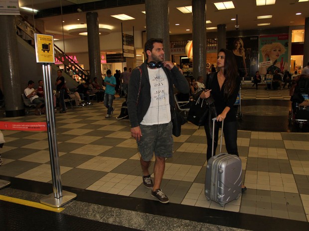 Henri Castelli no aeroporto de Congonhas (Foto: Guilherme Henrique / Foto Rio News)