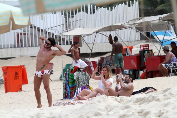 Marc Jacobs e o namorado em Ipanema (Foto: Wallace Barbosa/AgNews)