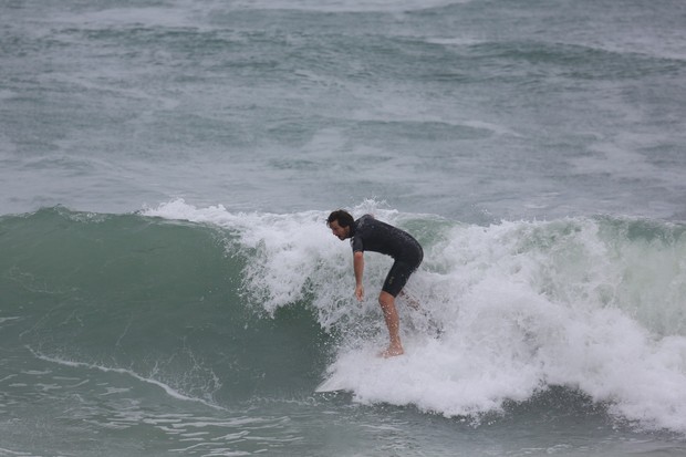 Vladimir Brichta na praia da Macumba, no Rio (Foto: Dilson Silva / Agnews)