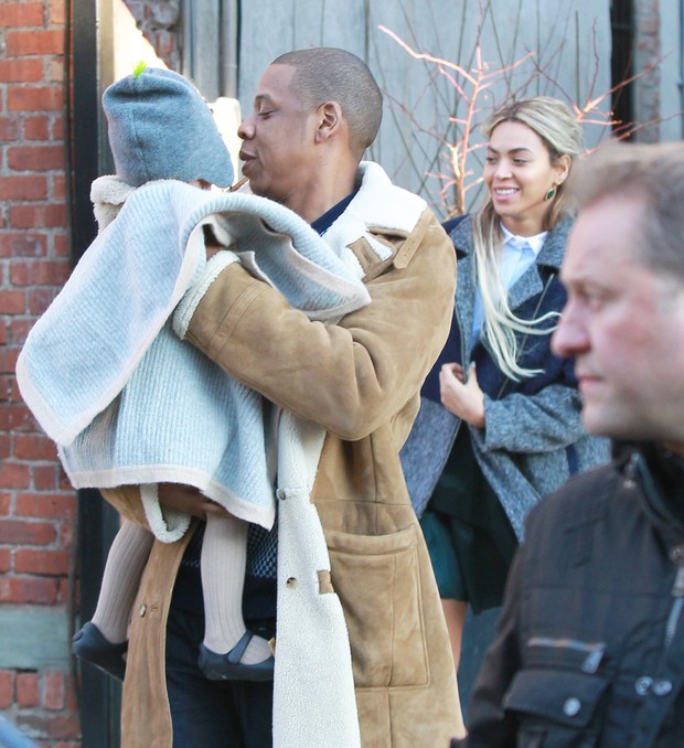 X17 - Beyoncé com a filha, Blue Ivy, e o marido, Jay-Z, em Nova York, nos Estados Unidos (Foto: X17online/ Agência)