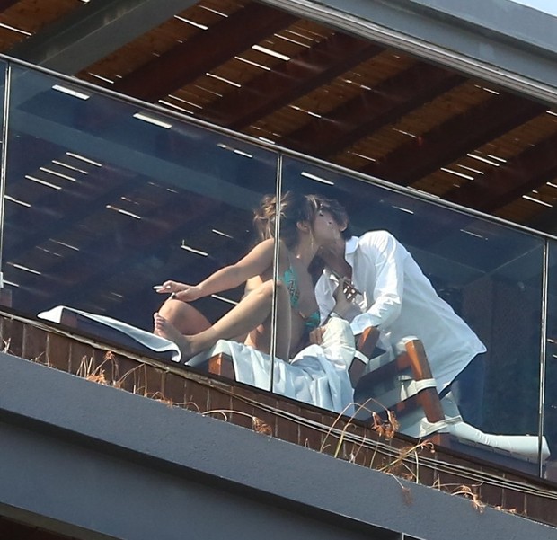 Ron Wood flerta com morena na piscina de hotel (Foto: agnews)
