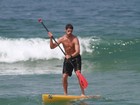 José Loreto faz stand up paddle em praia carioca