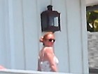 Lindsay Lohan aparece na varanda de clínica de reabilitação 