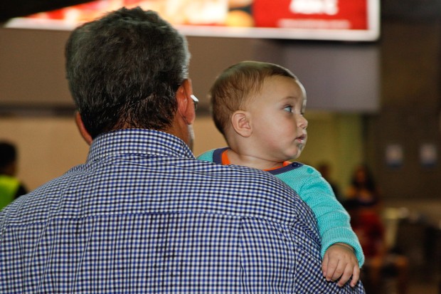 Claudia Leitte no aeroporto com filho mais novo (Foto: Marcos Ribas/Foto Rio News)