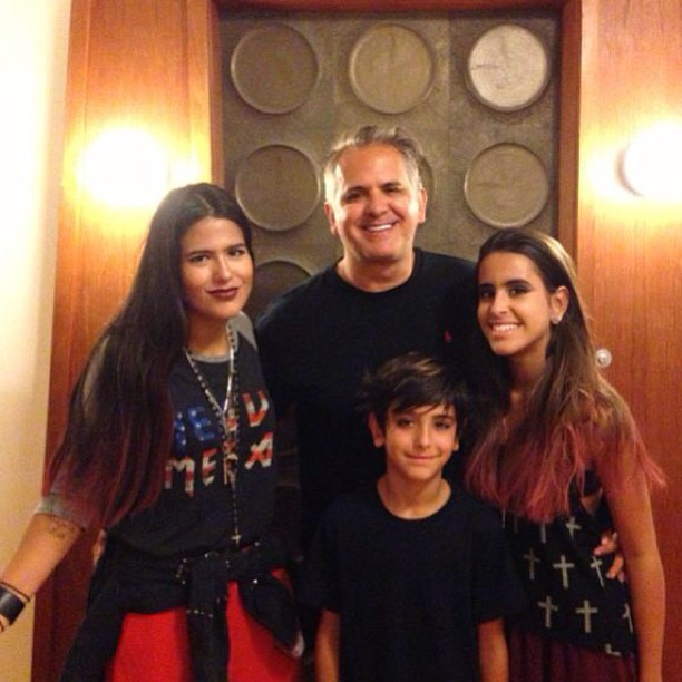 Ana Morais posa ao lado dos irmãos e do pai (Foto: Reprodução/ Instagram)