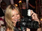 Kate Moss vira fotógrafa em evento beneficente na Inglaterra