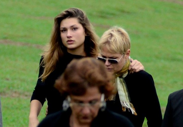 Sasha e Xuxa no enterro de Cirano Rojabaglia (Foto: Roberto Teixeira / EGO)