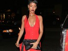 Rihanna usa vestido superdecotado e com fenda para ir a festa