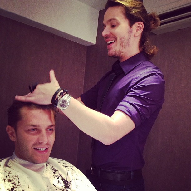 Klebber Toledo cortando o cabelo (Foto: Instagram / Reprodução)