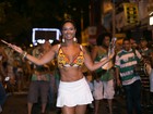 Milena Nogueira usa saia curtinha em ensaio de rua 