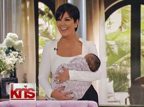 Kris Jenner com um bebê no colo nos bastidores de seu programa (Foto: reprodução/Facebook)