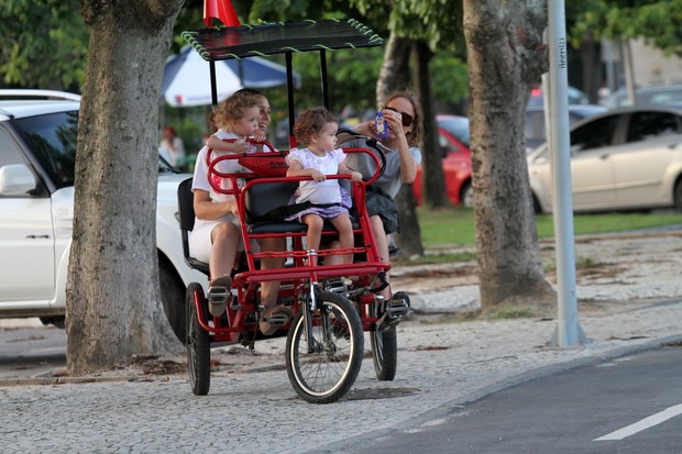 Betty Gofman faz passeio com suas filhas na Lagoa Rodrigo de Freitas, RJ (Foto: Wallace Barbosa/AgNews)