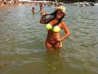 Com biquíni fluorescente, Solange Gomes curte praia em Búzios