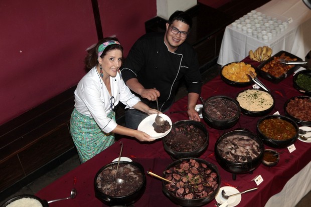 Ex-participantes do ‘MasterChef’ Lucas e Carla preparam feijoada (Foto: Isac Luz / EGO)