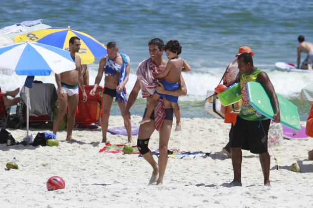 Marcio Garcia e Andrea Santa Rosa com a familia na praia (Foto: Dilson Silva/ Ag. News)